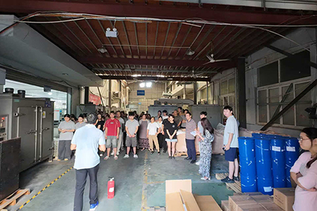 2025年10月18日公司成功举办了消防安全培训及演练！