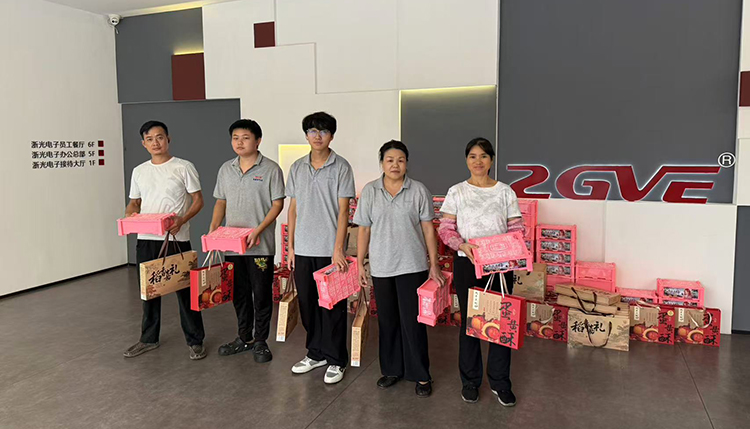 温州母公司礼品分发现场-750.jpg